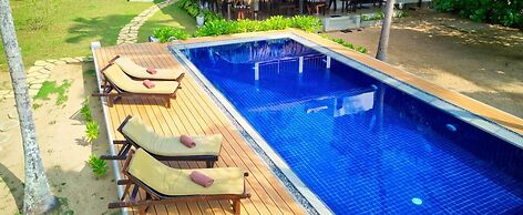 Sanjis The Seaside Cabanas