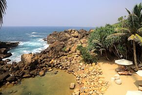 Thaproban Pavilion Waves Unawatuna