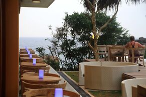 Thaproban Pavilion Waves Unawatuna