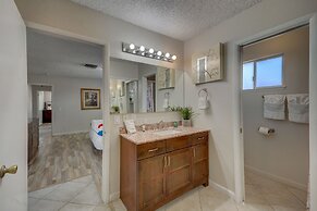 Luxurious 4BR House with Large Pool Near Strip