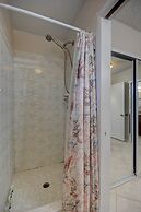 Luxurious 4BR House with Large Pool Near Strip