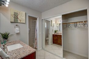 Luxurious 4BR House with Large Pool Near Strip