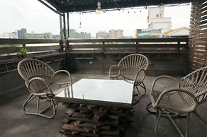 Corner Hostel & Cafe