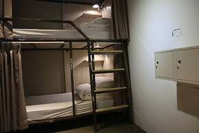 Corner Hostel & Cafe