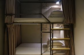 Corner Hostel & Cafe