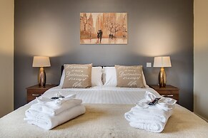 Mica Point City Centre Apartment