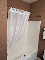 Chisholm Inn & Suites