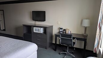 Chisholm Inn & Suites