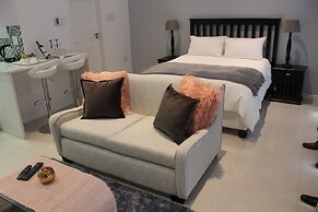 Pat Luxurious Studio