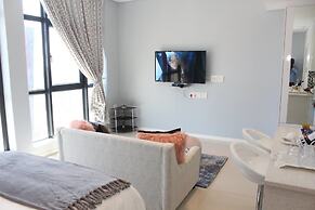 Pat Luxurious Studio