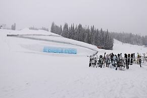 Perfectly Located Hotel Room, Steps to American Eagle chair - Ski-In S