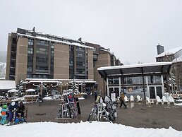 Perfectly Located Hotel Room, Steps to American Eagle chair - Ski-In S