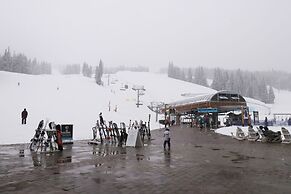 Perfectly Located Hotel Room, Steps to American Eagle chair - Ski-In S