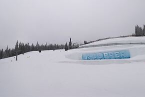 Perfectly Located Hotel Room, Steps to American Eagle chair - Ski-In S