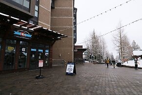 Perfectly Located Hotel Room - Ski-In Ski-Out - Steps to the American 