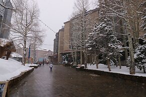 Perfectly Located Hotel Room - Ski-In Ski-Out - Steps to the American 