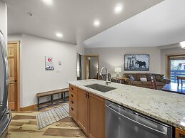 Amazing Condo Center Village Unit, Short Walk to American Eagle - PP31