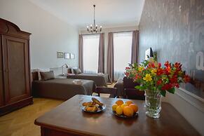 Scharffenberg Apartments Main Square