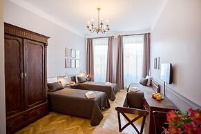 Scharffenberg Apartments Main Square