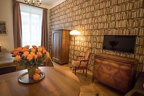 Scharffenberg Apartments Main Square