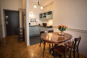 Scharffenberg Apartments Main Square