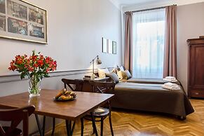 Scharffenberg Apartments Main Square