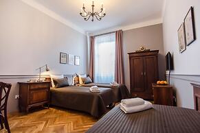 Scharffenberg Apartments Main Square