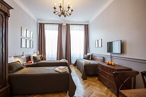 Scharffenberg Apartments Main Square