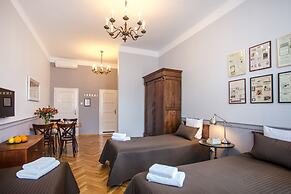 Scharffenberg Apartments Main Square