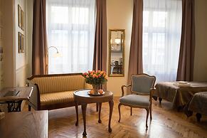 Scharffenberg Apartments Main Square