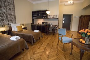 Scharffenberg Apartments Main Square