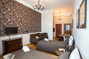 Scharffenberg Apartments Main Square