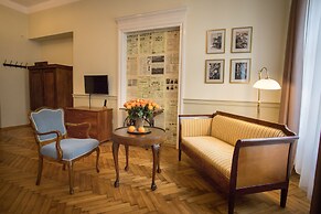 Scharffenberg Apartments Main Square