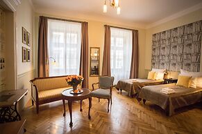 Scharffenberg Apartments Main Square