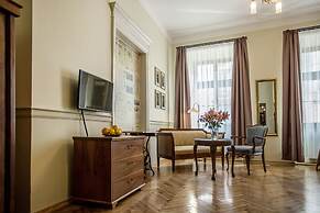 Scharffenberg Apartments Main Square