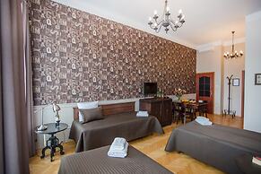 Scharffenberg Apartments Main Square