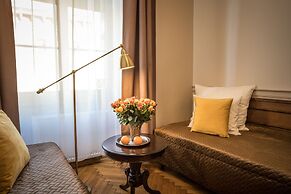 Scharffenberg Apartments Main Square