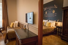 Scharffenberg Apartments Main Square