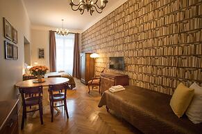 Scharffenberg Apartments Main Square