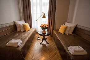 Scharffenberg Apartments Main Square