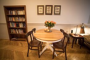 Scharffenberg Apartments Main Square