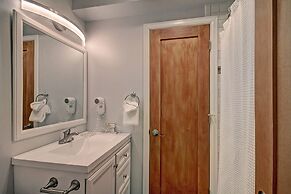 Perfectly Located 2 Story 2br 2ba Close To Lifts + Downtown 1 Bedroom 