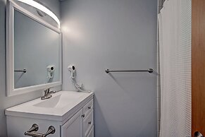 Perfectly Located 2 Story 2br 2ba Close To Lifts + Downtown 1 Bedroom 