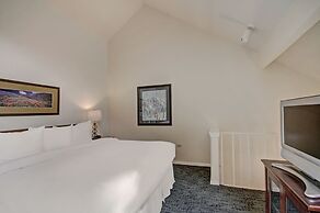 Perfectly Located 2 Story 2br 2ba Close To Lifts + Downtown 1 Bedroom 