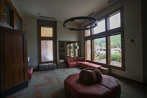 Spacious Unit Mountain Getaway with Firepace by RedAwning - Save 20% o