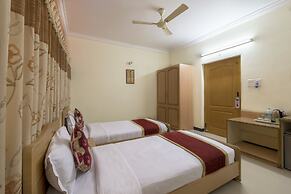 Hotel Raj Comforts - Golf View