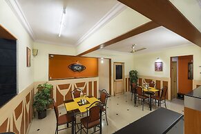 Hotel Raj Comforts - Golf View