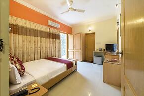 Hotel Raj Comforts - Golf View