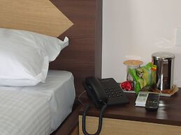 Hotel Raj Comforts - Golf View