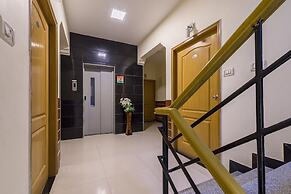 Hotel Raj Comforts - Golf View